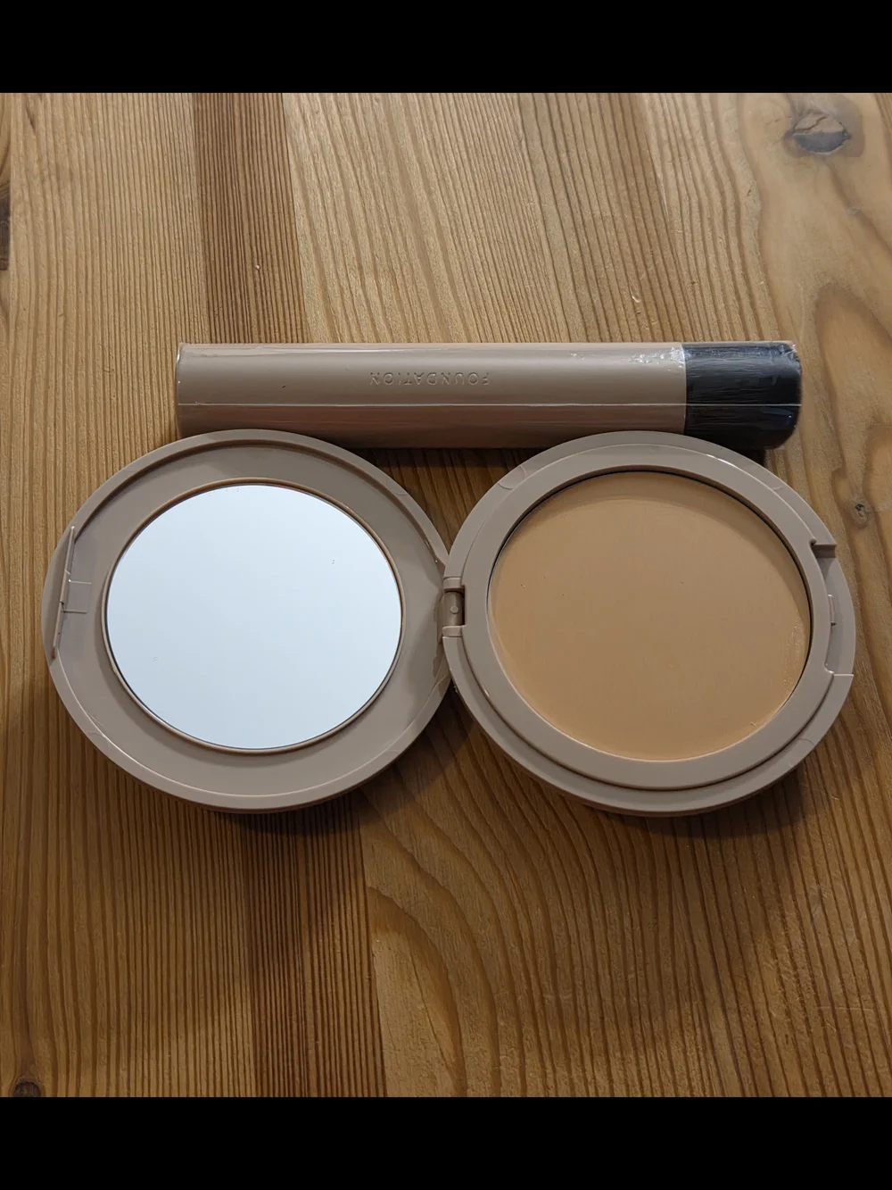 No Makeup Makeup Compact (Shade Light) and Foundation Brush
